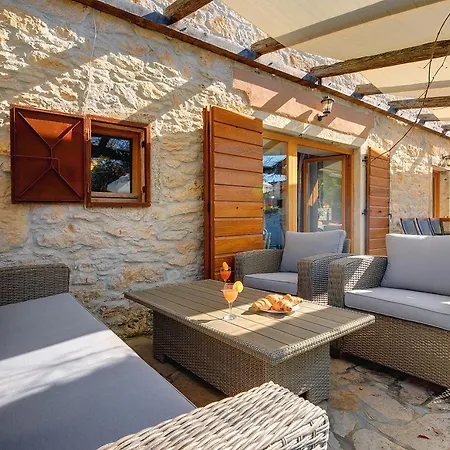 Katarina Holiday home Batlug